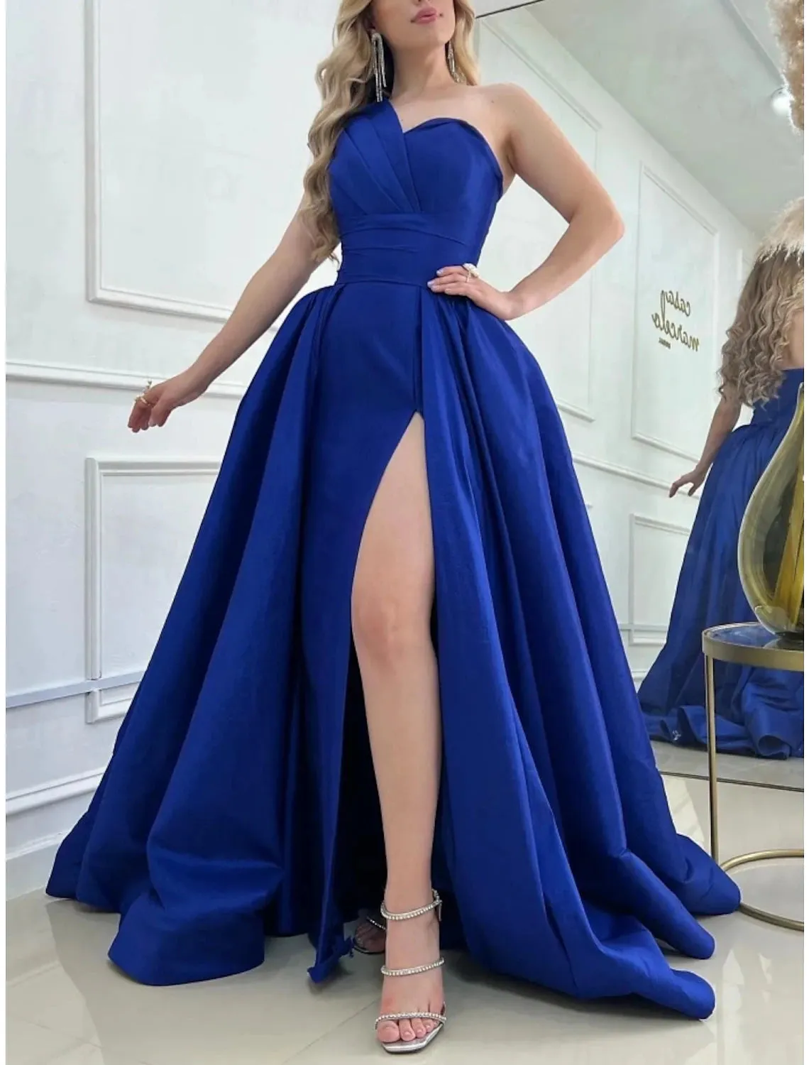 A-Line Prom Dresses Elegant Dress Formal Sweep / Brush Train Sleeveless One Shoulder Satin with Pleats Slit